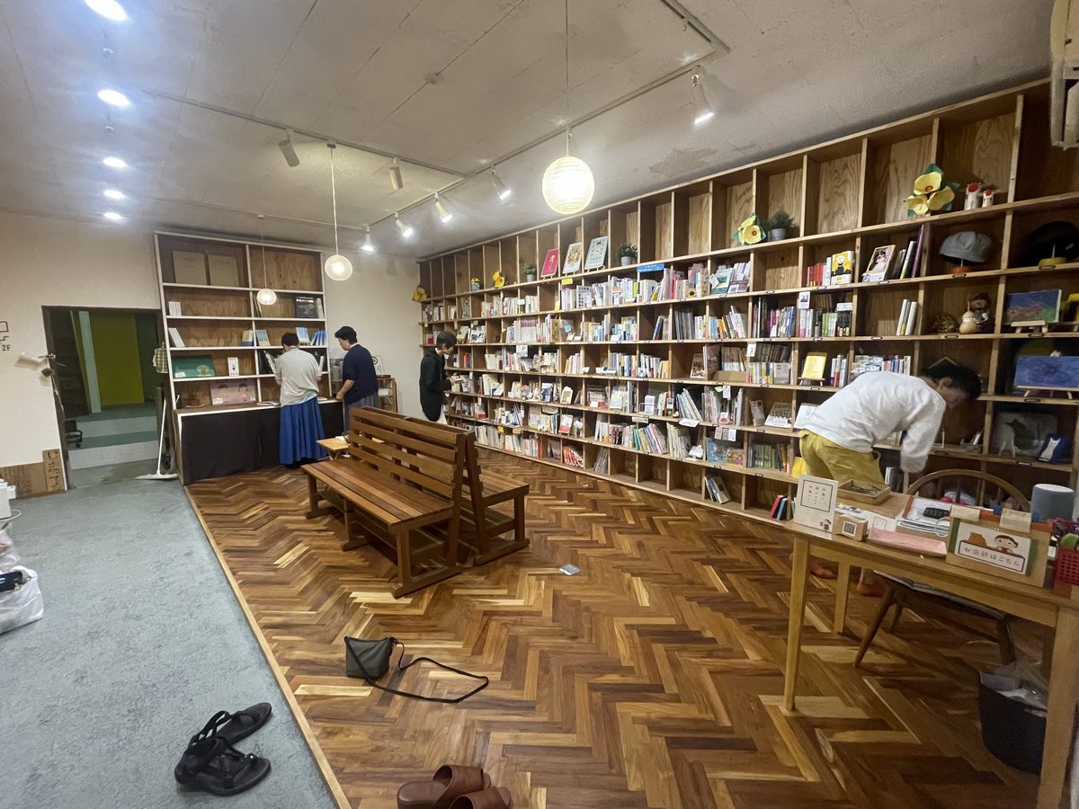 MAEBARU BOOKSTACKS の店内・本棚