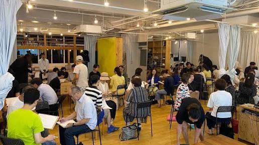 イベントで多くの人が集まる様子